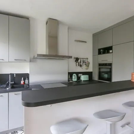 Bright And Charming In The 12th Apartment